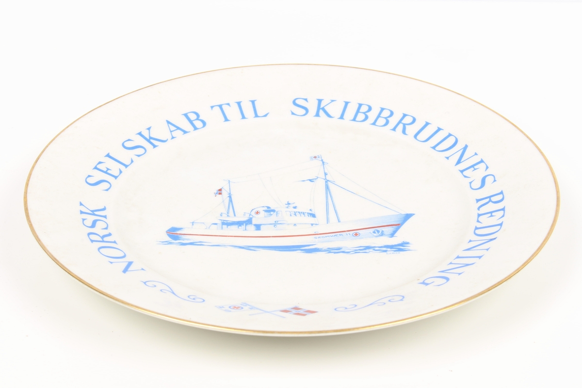 Pyntetallerken med motiv av båten "Skomvær II"