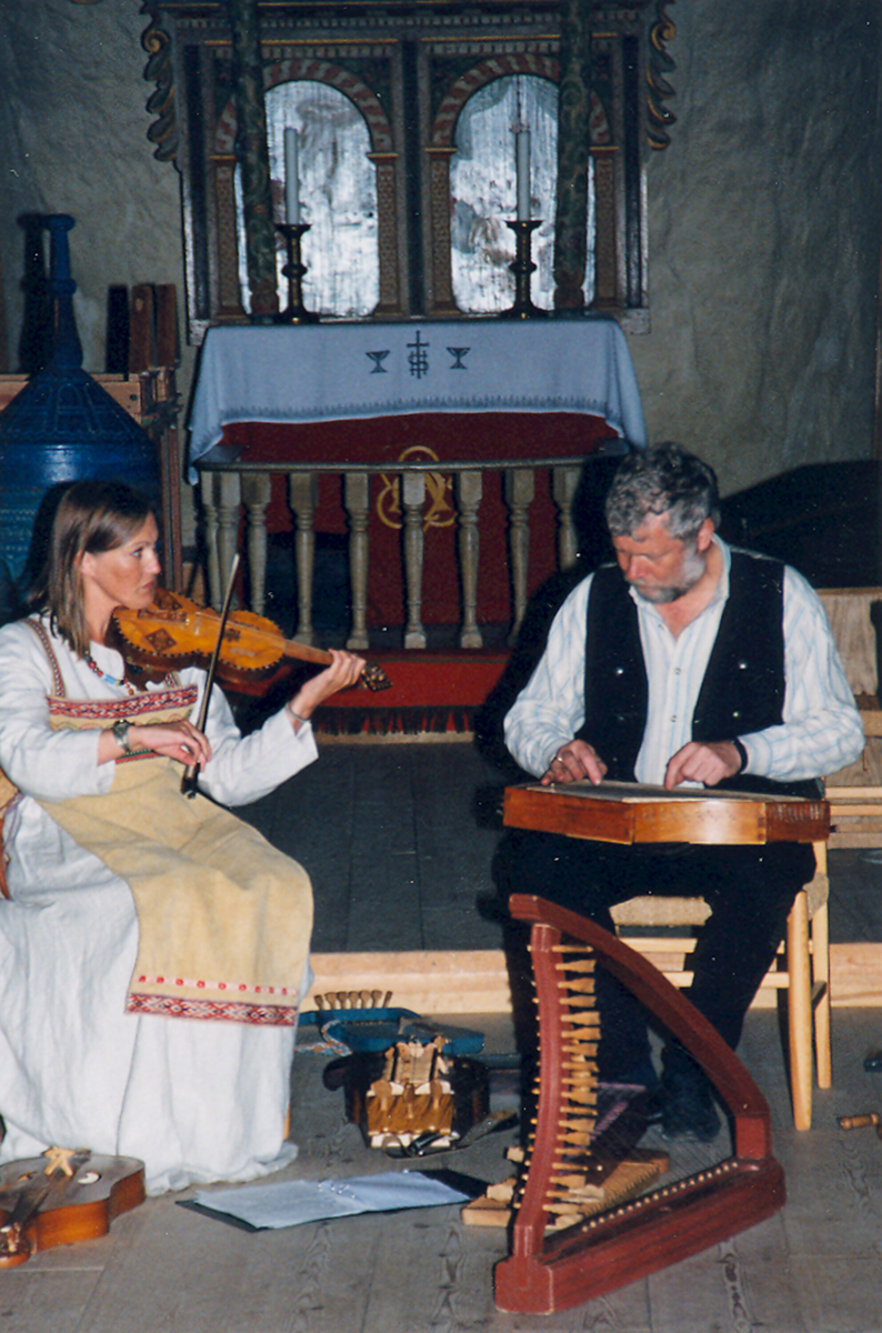 Musikkinstrument og framføring av musikk i kyrkja.  Truleg frå Telemarksfestivalen 1998