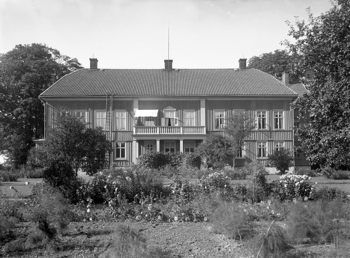 Huvudbyggnaden på Östrabo, sedd från trädgårdssidan. Ca. 1932.