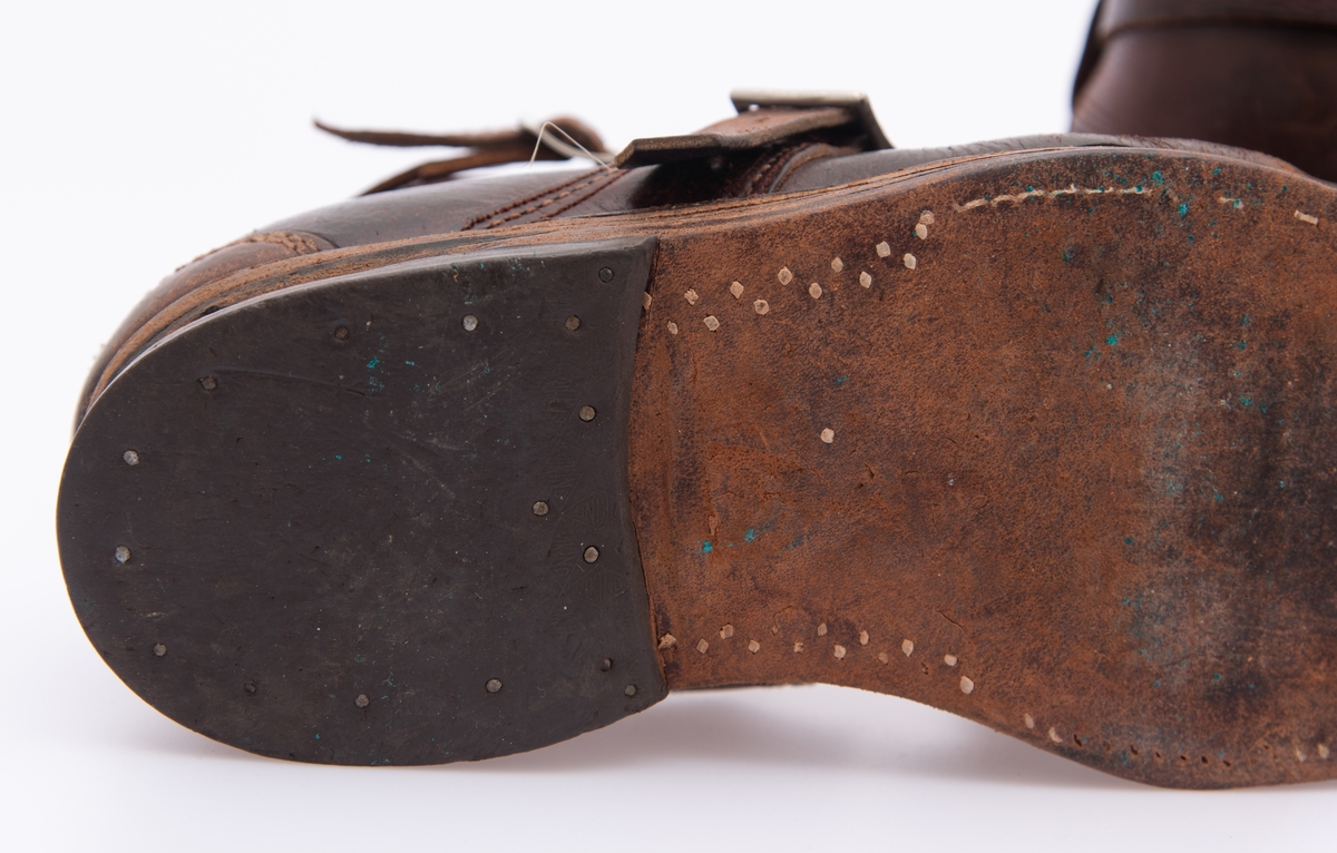 Ett par beksømsko.  Skoene er sydd i en brunfarget, forholdsvis robust lærkvalitet.  Sålene er sydd sammen av to tjukke lærlag, såle og mellomsåle, i fronten (tå- og balleparti).  Videre bakover er sålen oppbygd med flere lærlag mot hælen, som er massiv og har ei gummisåle underst.  Inne i sjølve skoen er det innlimt ei bindsåle, samt en hællapp som er påført gulkvit farge.  I fronten er sålelærene sammenføyd ved hjelp av sømmer, i gelenkpartiet er det brukt treplugger, mens hælen har metallstifter.  Overlæret festet ved hjelp av avsømmer langs sålenes ytterkanter.  Hællærene er forsterket med halvovaler (mot sålehælen) og med vertikale bakreimer med løkker øverst.  Overlæret ved ankelpartiet er forsterket med lær som er trukket framover vristpartiet, der det er innslått sju sirkelrunde maljepar av messing på hver sko.  Under spalta med maljer og lisser er det innsydd en vristlapp med pelsforing på undersida.  Lissene har et spettet mønster.  Over snøringa (lissene) er det påsydd vristlapper.  Disse festes ved hjelp av to reimer med nålespenner i forniklet jern.  Den ene reima er tredd gjennom hempa i øverenden av bakreima og ført rundt foten, der den også kan tres gjennom en sliss i vristlappens øverende.  Den andre er todelt med forankringer i overlærets gelenkparti.  Denne reima legges over vristlappen og låses i ei nålespenne på yttersida av skoene.  Hulkilformete forsenkninger på hælenes ytterkanter samt slitasje på begge sider av overlærets tåparti gjenspeiler at skoene har vært brukt i skibindinger av Kandahar-modell.  På tåpartiet later det til at skoene er forsterket med sekundære lærbøter der hvor denne slitasjen har vært størst.  Skoene har imidlertid ikke blikkbeslag over avsømmen på dette stedet, slik det var vanlig på beksømsko i 1960- og 70-åra.  Registrator antar derfor at skoene må være fra tida omkring 1950. Giveren brukte ikke sko av denne typen bare når han gikk på ski, men også i andre utendørssammenhenger vinterstid, samt på fotturer i fjellet i barmarkssesongen.  