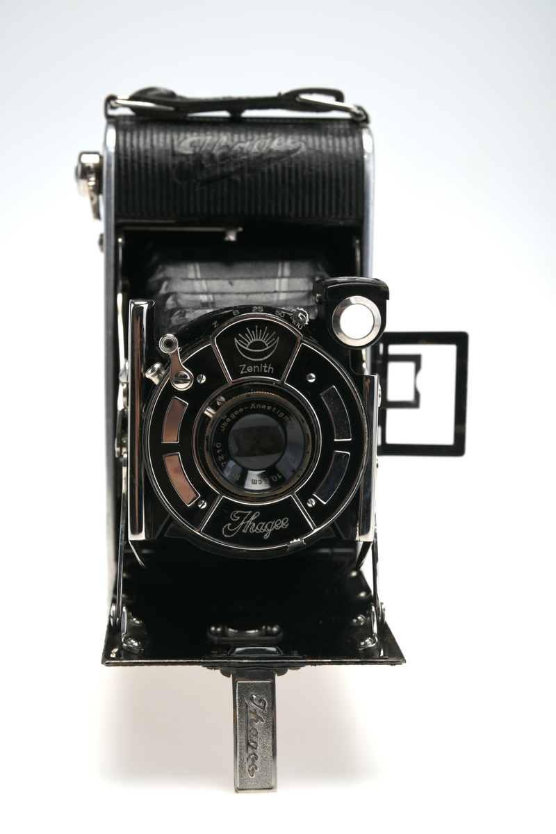 Et kompakt belgkamera for 120mm-film fra Ihagee, med et 105mm f/7.7 fastobjektiv. Foran på kameraet er det en luke som kan åpnes opp for å dra fram belgen som er festet på en skinne på innsiden av luken. Hele baksiden av kameraet kan åpnes for å sette inn film. Det er en liten søker som er festet foran på belgen som kan roteres for å ta bilder i landskapsformat. Kameraet er dekket i svart skinnimitasjon og kommer i en brun skinn/lærveske.