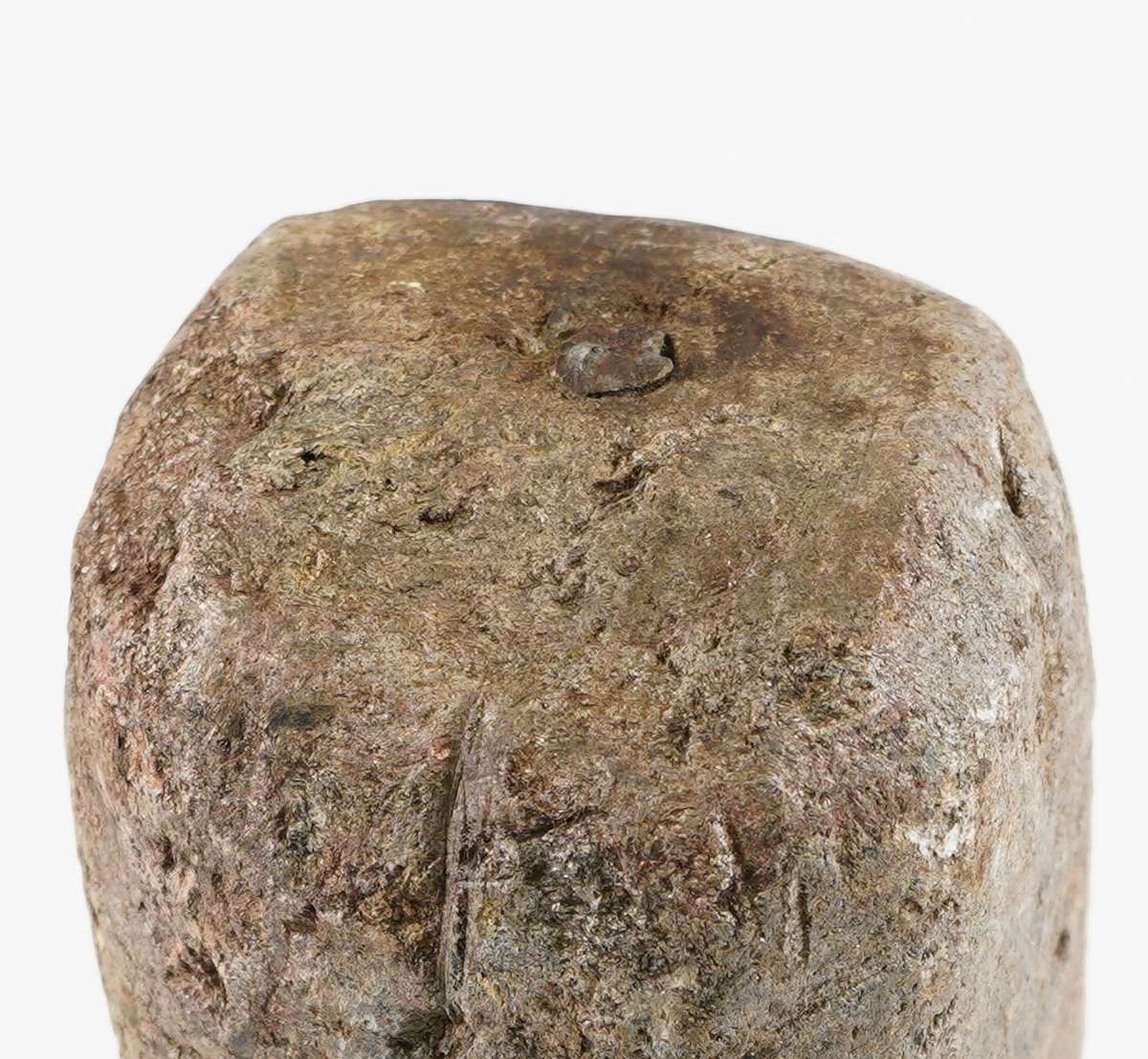 Lodd av stein (kleberstein) med rester etter hempe/ krok i overkant.