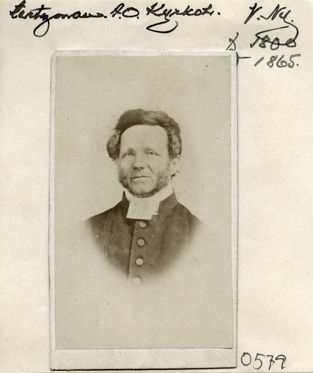 Porträtt av kyrkoherde Anders Olof Hertzman. Bördig från Motala inflyttade han till Västra Ny en tid efter makan Maria Lovisa Lagergrens bortgång. I socknen ledde han församlingen från 1869 till sin egen bortgång 1891.