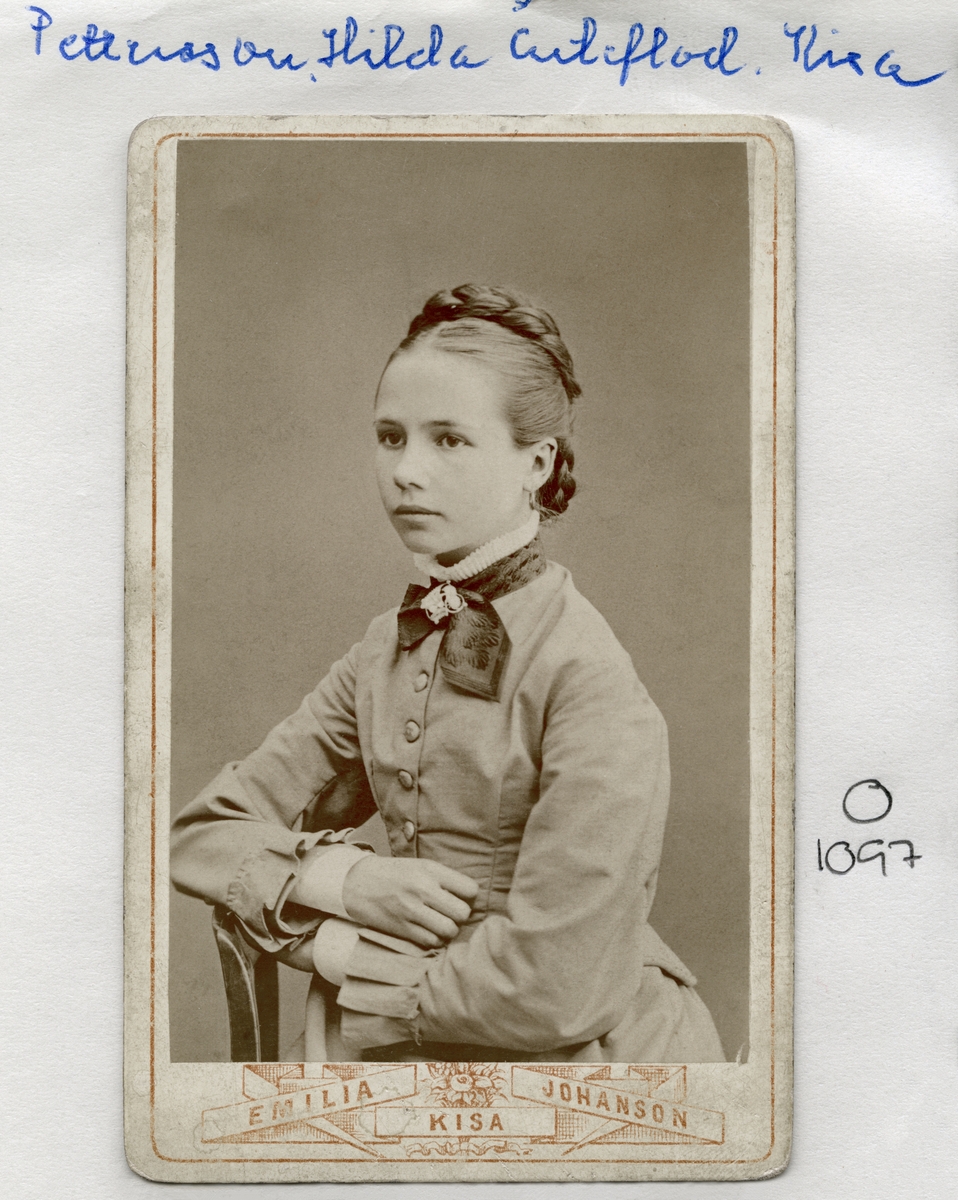 Ungdomsporträtt av Hilda Pettersson. Född 1863 i Tidersrum och dotter till kyrkovärden Peter Johan Nilsson och Matilda Josefina Andersdotter.