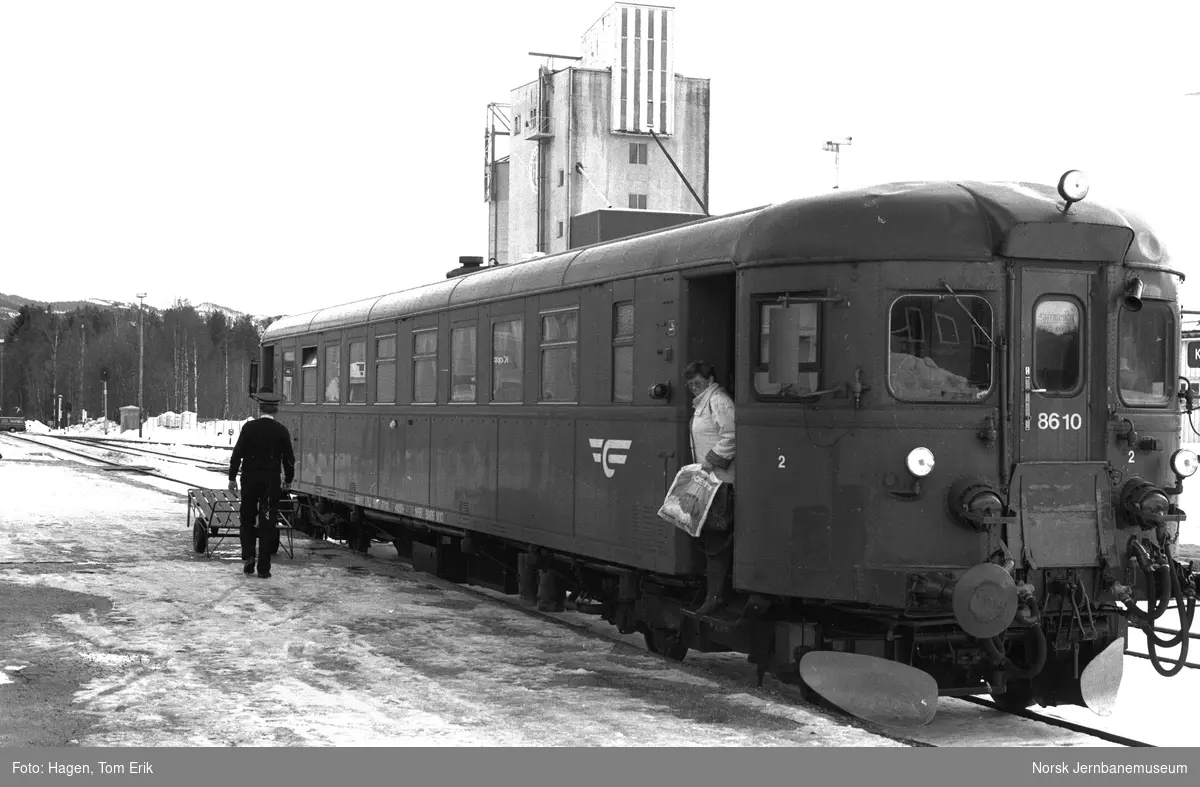 Dieselmotorvogn BM 86 10 med skoletoget til Tynset på Koppang stasjon
