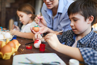 kids-painting-easter-eggs-2021-09-24-04-00-30-utc.jpg. Foto/Photo