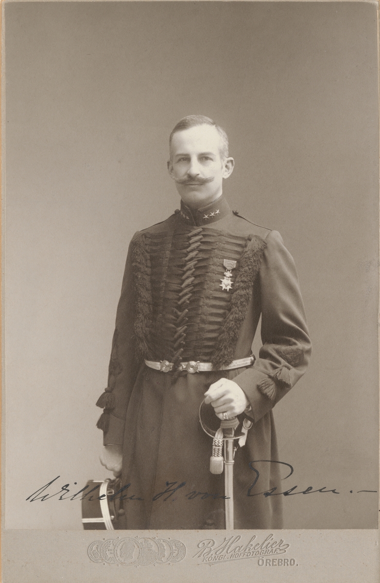 Porträtt av Wilhelm Henriksson von Essen, ryttmästare vid Livregementets husarer K 3.

Se även bild AMA.0000808 och AMA.0001034.
