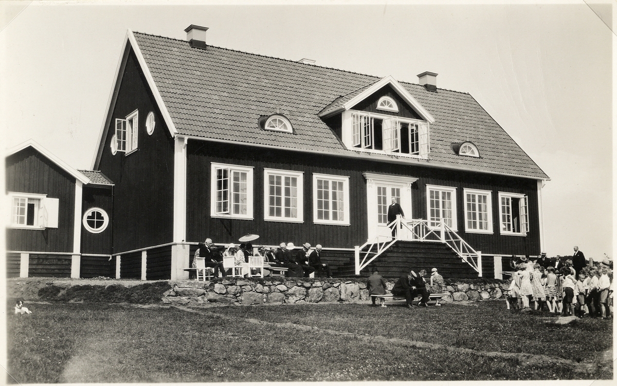 Skrea, Växjö stads barnkolon utanför Falkenberg, Halland,
Invigningen av den nya anläggningen 1934. En präst håller andakt. 

OBS! Dublett.