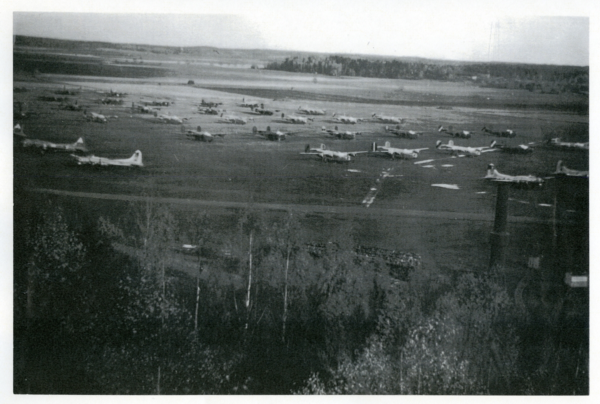 Västerås, Hässlö flygfält, F1.
Amerikanska flygplan på besök våren 1945.