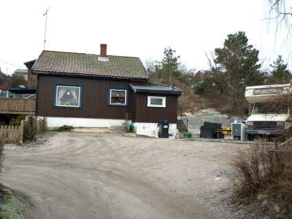 ”Det var kjærlighet ved første blikk”, blir det sagt om ”Dronningens” datter og hennes mann som bodde i dette huset inn på 1950-tallet. Videre sies det at en jul, når det var slektssamling, så overnattet 32 personer i huset som på den tiden var cirka 40 kvadratmeter stort. Huset brant ned i 2011. Foto: Bodil Andersson, Østfoldmuseene - Halden historiske Samlinger.