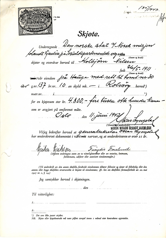 Norsk Misjon blant hjemløse eide ett av husene, hvor det under en periode bodde en familie som i trakten ble sagt å være av romanislekt. Skjøtet viser hvordan Misjonen solgte huset i 1942. Faksimile av skjøte i privat eie.