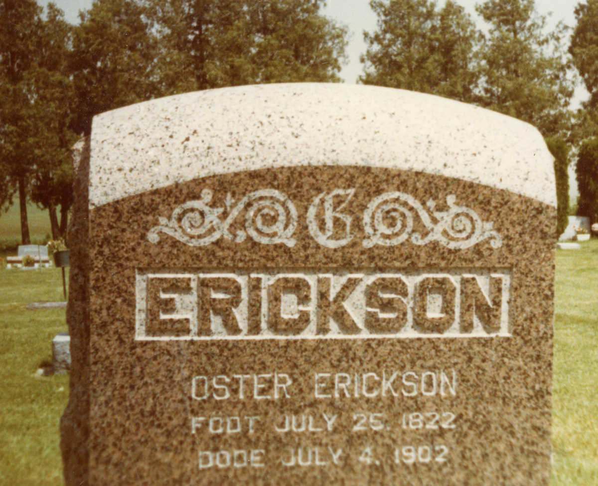 Gravstein til Oster Erickson, fødd som Aaste Kittilsdotter Hegna i Bø 25. juli 1822, død i Amerika 4. juli 1902