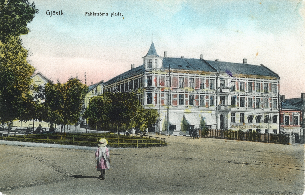 Postkort, Fahlstrøms Plass, Maler A. Mikkelsens Farvehandel