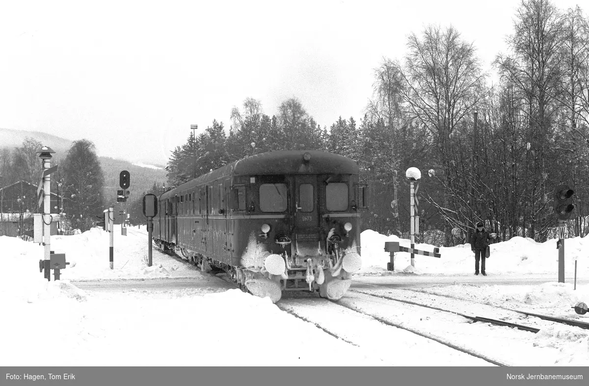 Dieselmotorvogn BM 86 og styrevogn med persontog retning Hamar kjører ut fra Koppang stasjon