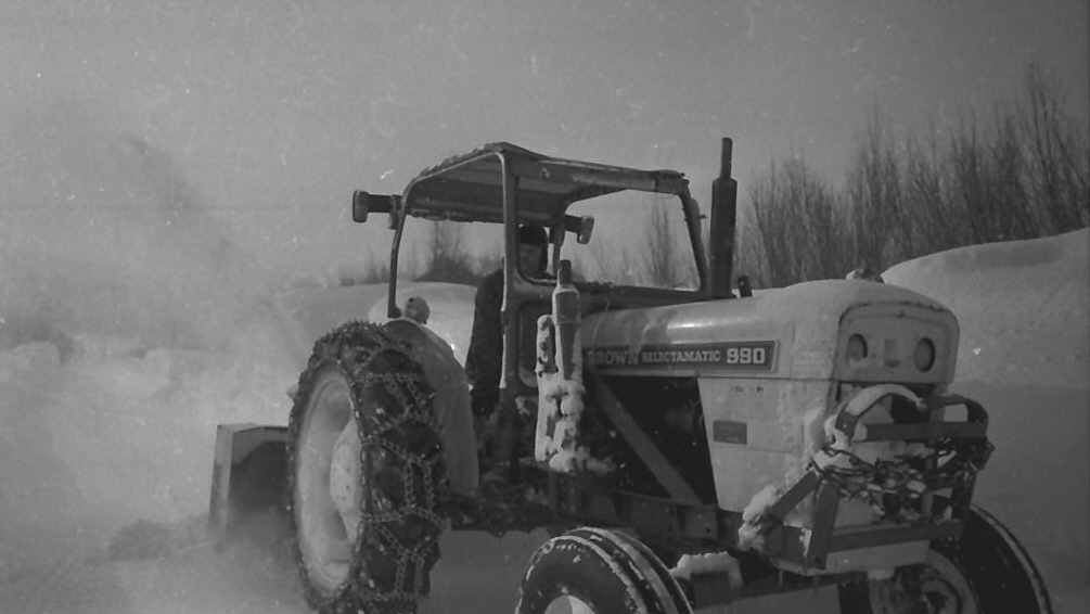 Snøfresing med traktor. 