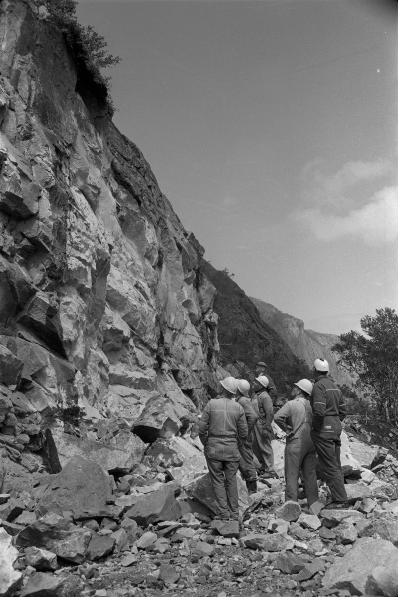 Veiarbeidet ved Austrumdalsvann etter skuddet, juli 1969.