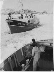 "Ambassadør Bay" har fått slepen ombord i danskebåten, Søre 