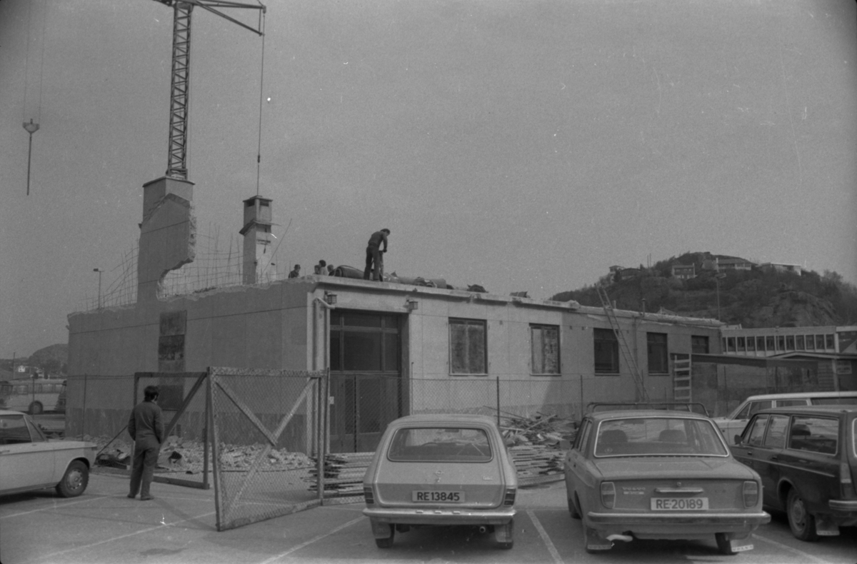 Televerkets hus på torget rives, 1979.