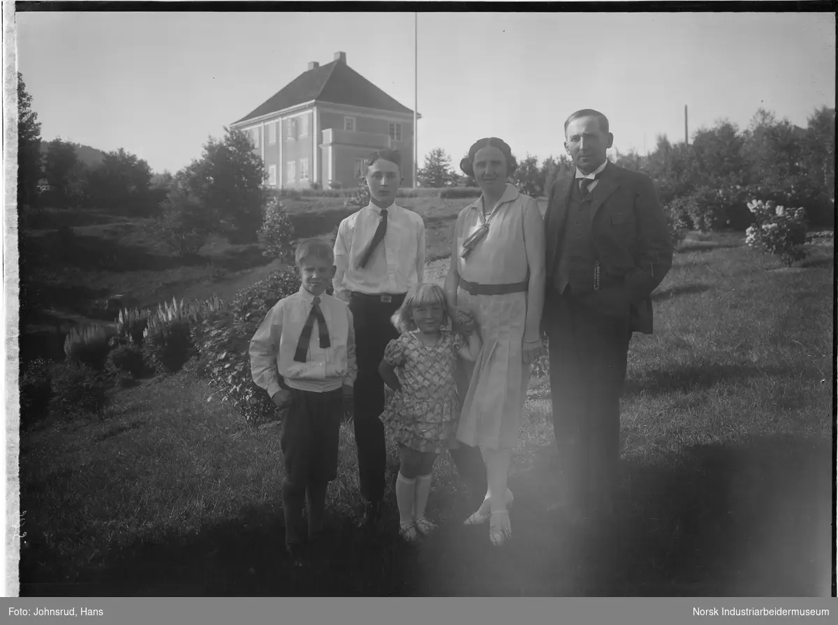 Forstkandidat og driver av Silva impregneringsverk, Arild Endresen med kone og tre barn i hagen foran bolighus i Jønsiveien 1.