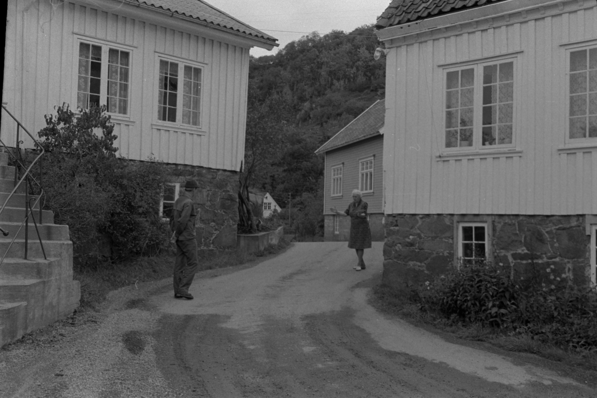 Åve i Rekefjord, ca. 1975. Beboerne fortviler over tungtrafikken til steinbruddet.