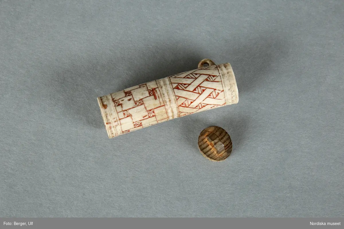 Huvudliggaren:
"a-c Tändsticksfodral fr. Frostvikens sn., Jämtlands lappmark. 3 st. a.   b.   c.   Ink. af herr Gustaf Dacker i Stockholm, jämte 79.893 - 79.981 [...]. 31/1 1895."