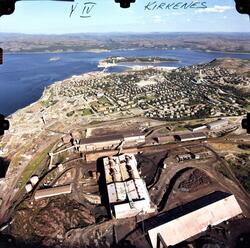 Flyfoto av Kirkenes med utsikt mot Jakobsnes. AS Sydvaranger