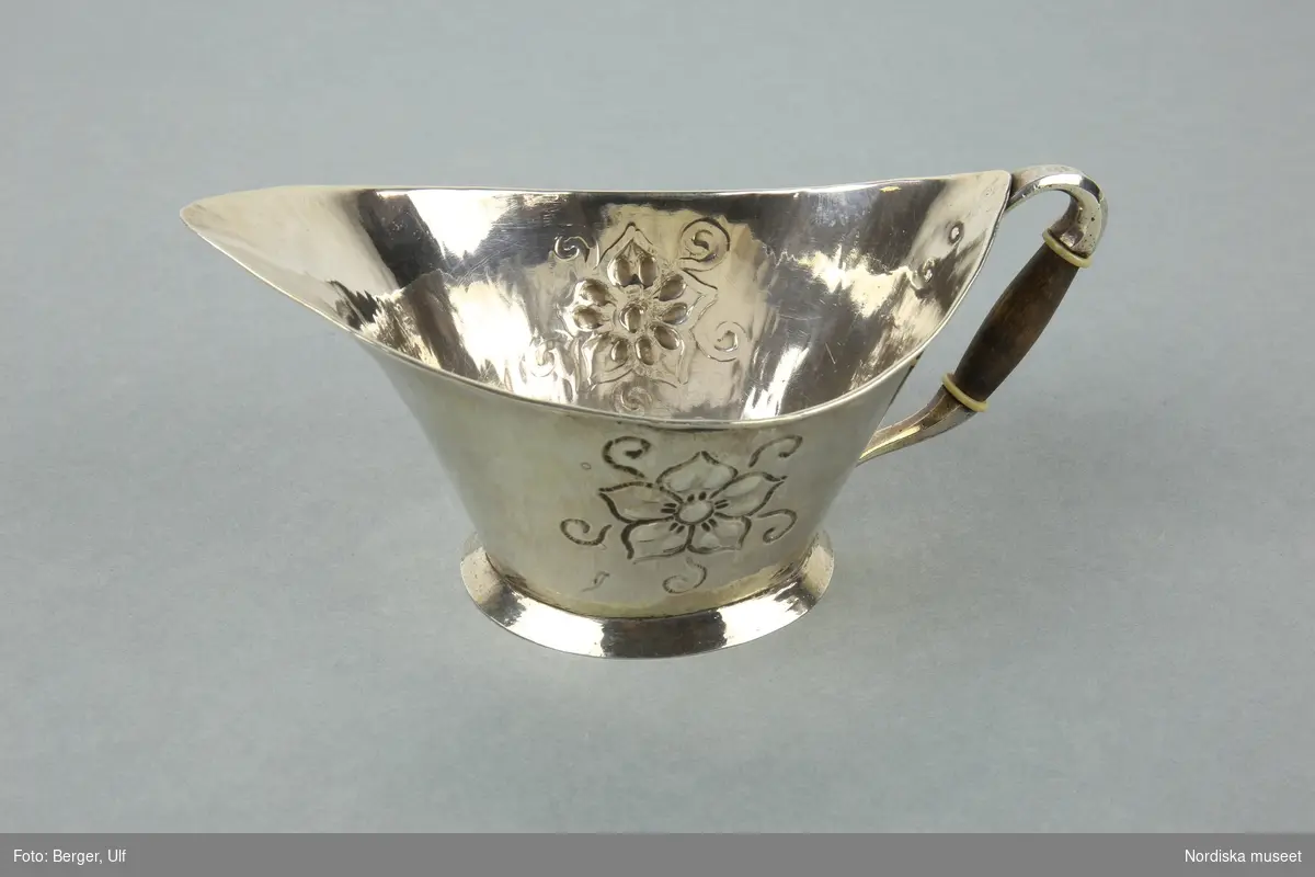 Gräddkanna, silver, med ett trähandtag1910-tal, stämplad LA, troligen formgiven av Lisa Andersson Morell "Koppar-Lisa" (1884-1971), Arvika, Värmland,