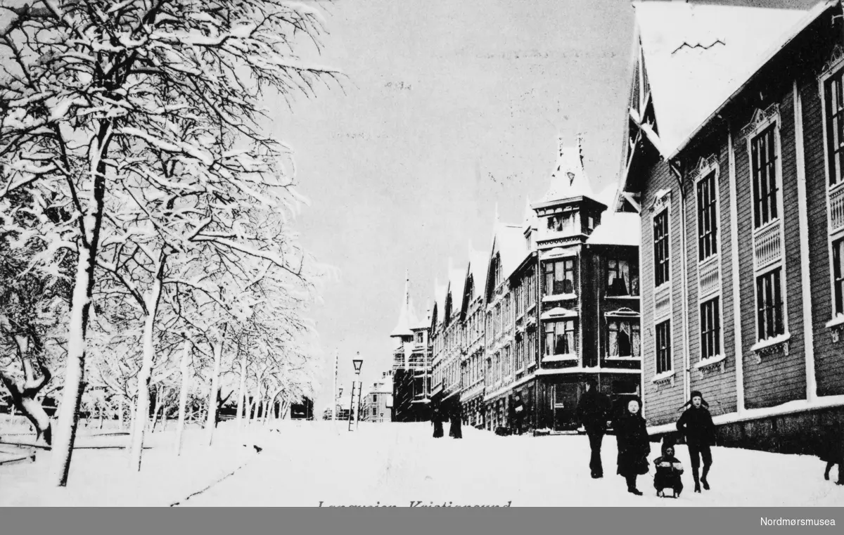 Postkort fra en vinterdag i Langveien på Kirkelandet i Kristiansund. Fra Nordmøre museums fotosamlinger.