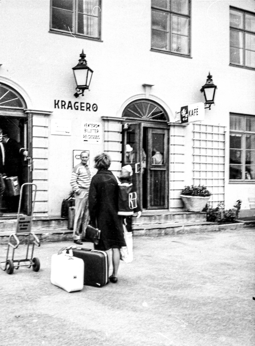Kragerø stasjon. Ca. 1950. Kvinne med flere kofferter venter.