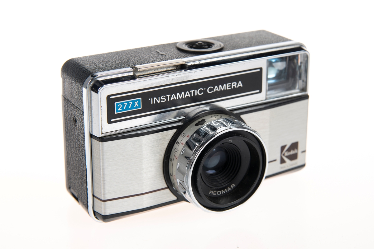 Et kompakt Instamatic-kamera for 126 kassettfilm fra Kodak som er produsert i England. Det har et fastfokus Reomar f/6.6 41mm objektiv. Luke bak kameraet til filmkassetten. Ved å rotere objektivringen kan man stille blenderåpningen til ulike lysforhold, som er indikert på toppen av objektivet med ulike værsymboler. Ved å stille kameraet til å ta bilder i mørke omgivelser endres også lukkertiden til en av to lukkertider. Kameraet har en søker og et vindu bak på filmluken for å se hvor mye film som er igjen. På toppen av kameraet er det en blitssko til blitskube av typen magicube. X-en i navnet betyr at det bruker den mekaniske magicube-blitskuben.