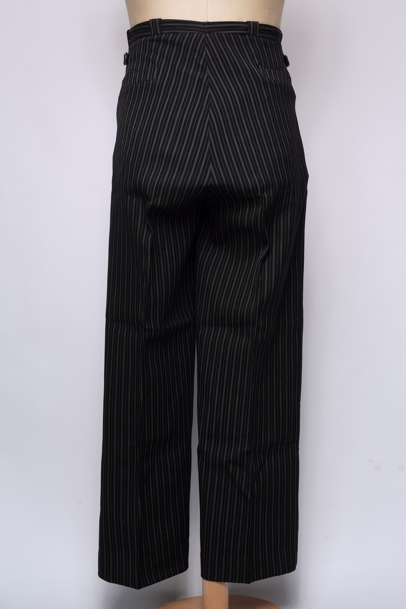 Herrebukse, eller "diplomatbukse" som kan brukes til sort jakke. Datert ca 1900. Stripet tøy. STR 54.