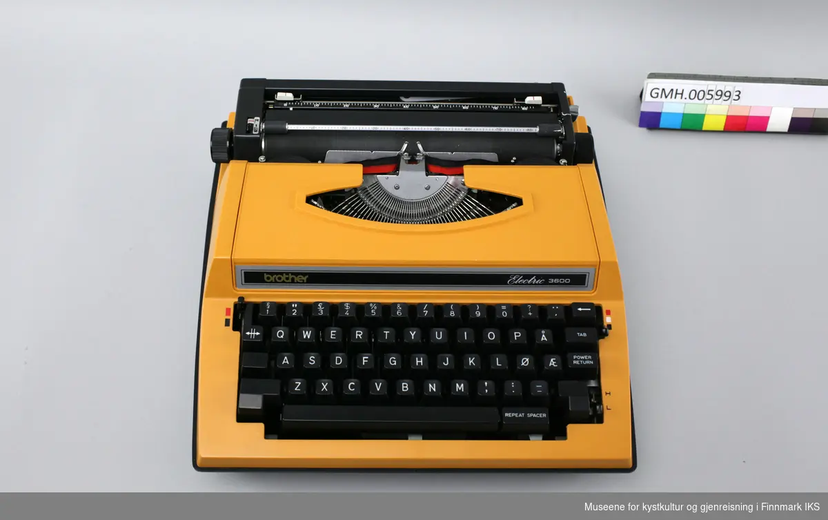 Den elektriske skrivemaskinen Brother Electric 3600 har en kropp av svart og oransje plast. Tastaturet er tilpasset norske bokstaver. Det kan skrives på et tofarget fargebånd, der man kan velge mellom svart og rødt. Maskinen har et lokk som løsnes ved å trykke på to knapper og som har en ekstra oppbevaringsrom for ledningen. Når lokket er på, kan maskinen bæres med et håndtak.  