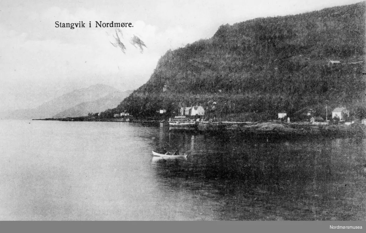 Postkort fra "Stangvik på Nordmøre." Utgiver av kortet er A/S Stvgr. forenede Fotografer, Stavanger. Kort nr. 2742b. Fra Nordmøre museums fotosamlinger.