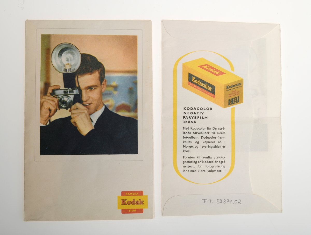 To konvolutter for fargebilder fra fotograf Schrøder i Trondheim. Utenpå konvoluttene er det et bilde av en mann med kamera. På innsiden av den ene konvolutten er det reklame for filmer fra Kodak, mens den andre har dette på baksiden.