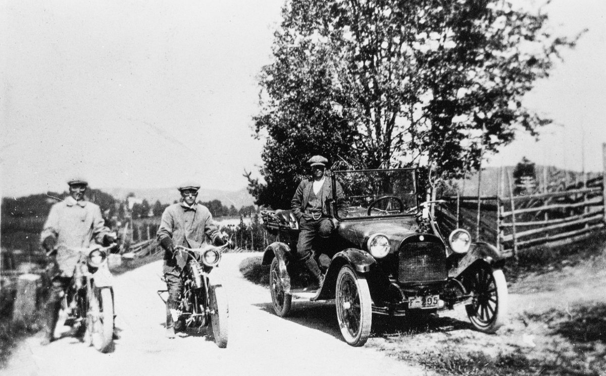 Menn med motorsykkel og bil. Ukjent sted og tid, men trolig Eggedal rundt 1920.
