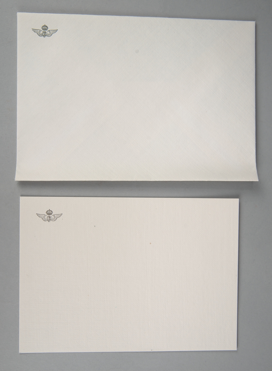 Rektangulärt kuvert (:1) och brevpapper (:2) av vitt papper. Uppe i vänstra hörnet finns SJ:s logga tryckt i grått.