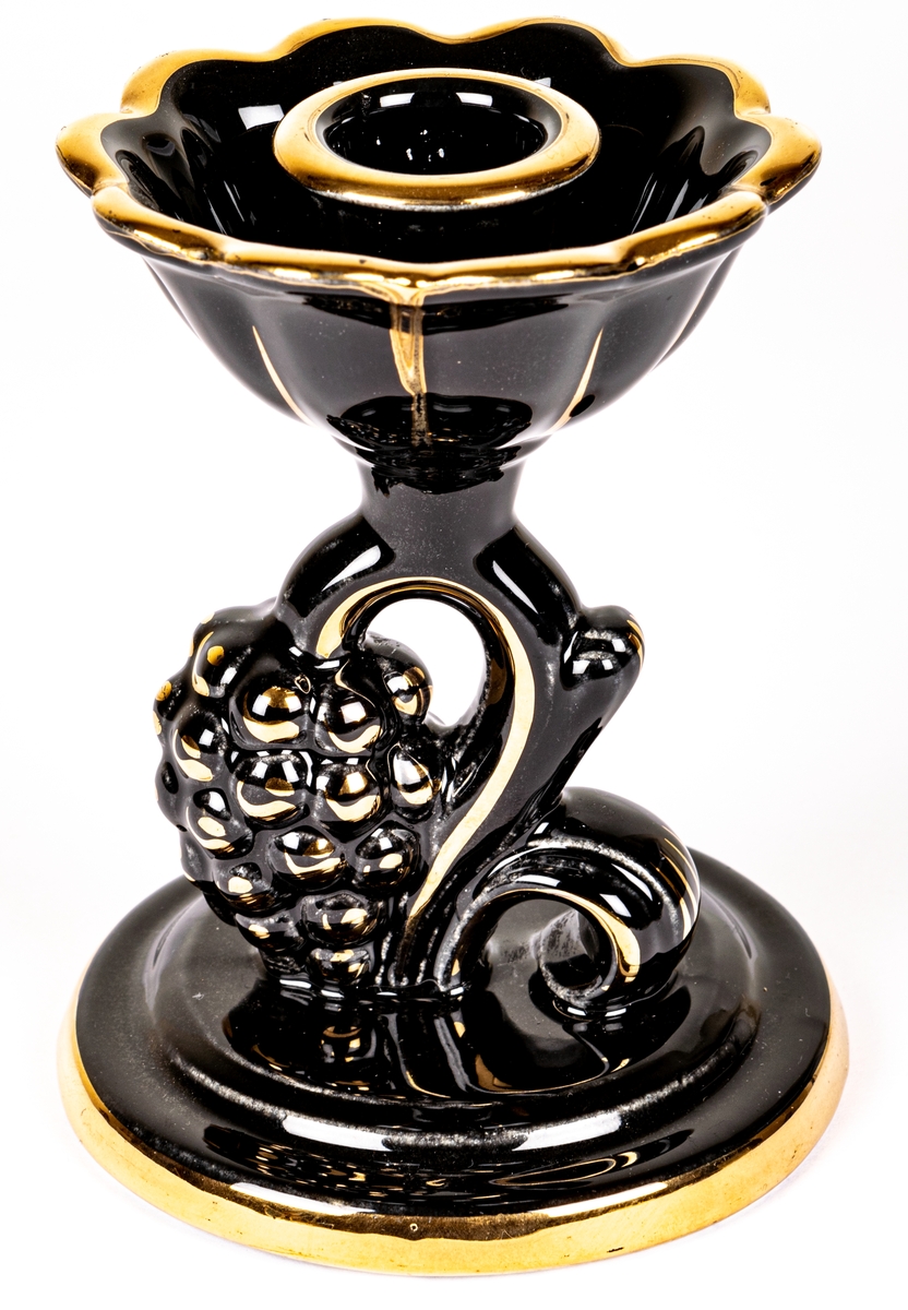 Ljusstake i flintgods, modell F, dekor Zulu, svart glasyr med handmålade deltaljer i guld. Modell Arthur Percy.