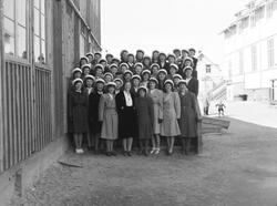 Vadsø Damekor 1951/1952. Damekoret er samlet på skoleplassen