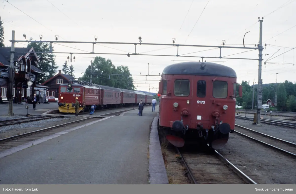 Kryssing på Eina stasjon mellom tog til Gjøvik med elektrisk lokomotiv El 13 2154, og tog til Fagernes med styrevogn BDFS11 9173 (nærmest)