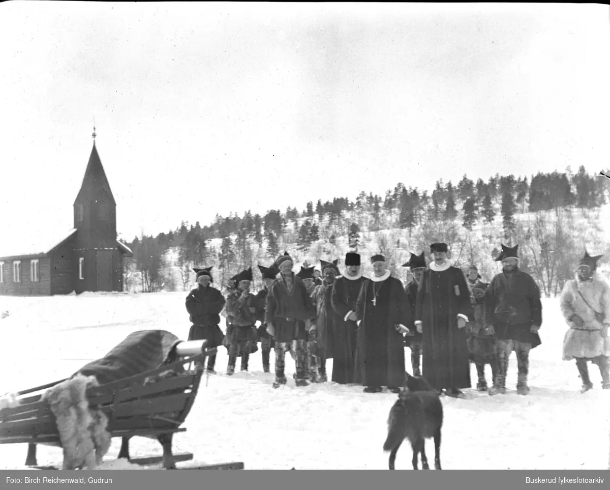 Åpningen av Beaivvásgieddi kapell, som ligger ca. 2 mil oppover fra Karasjok sentrum langs Karasjokelva. Kapellet ble innviet i 1915.
