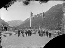 Åpningen av Rjukan Jernbanestasjon. Forsamling venter på ank