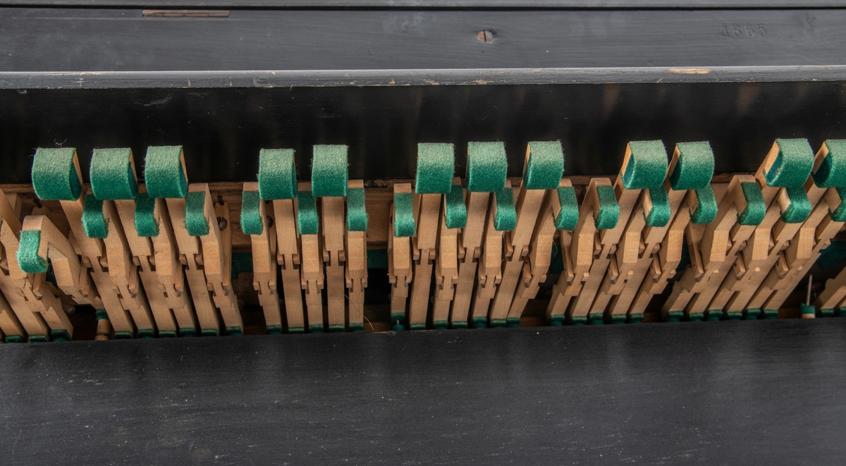 Kabinett med pneumatisk mekanikk for pianoruller. Plasseres foran et piano. Papirrullene innsettes på midten. To trø-pedaler for pneumatikk. På baksiden en rekke hammere. Når pianolaet er tilkoblet et klaver, og mekanismen er satt i gang, vil hamrene anslå pianotangentene og melodien fremkomme.