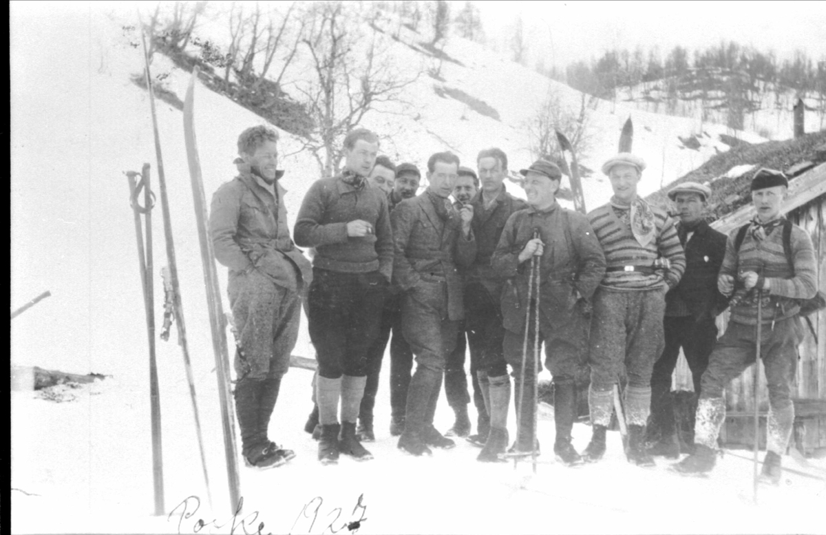 Gruppebilde av menn i skiutstyr.