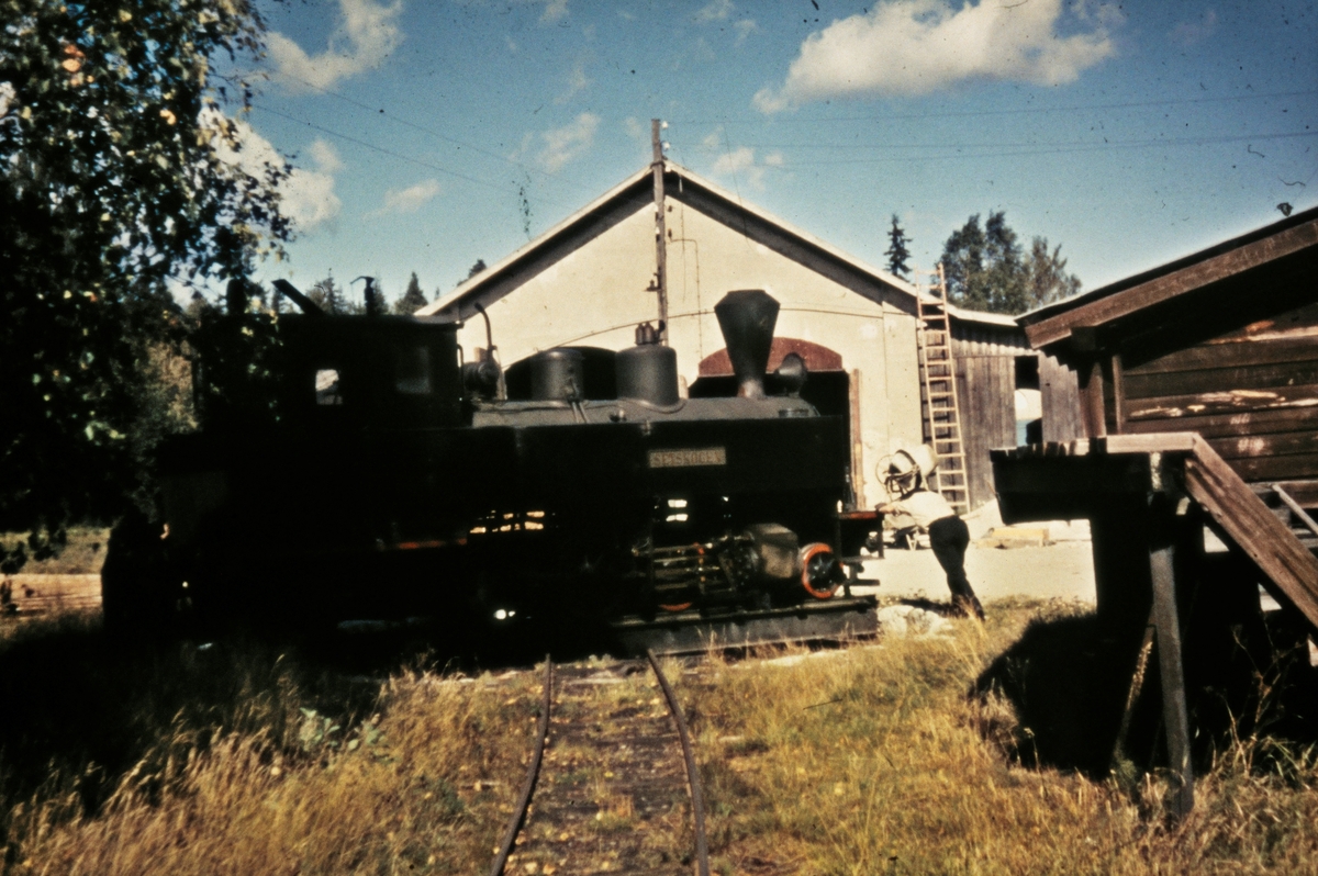 Damplokomotiv type XXVIII nr. 4 Setskogen snus på svingskiven på Skulerud stasjon