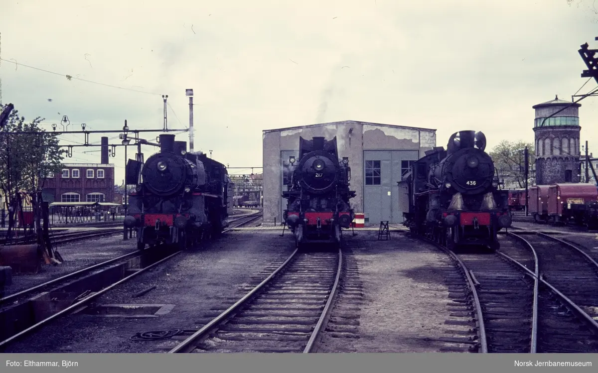 Damplokomotiv type 26c nr. 411 (t.v.), 26a nr. 217 og 26c nr. 436 utenfor lokomotivstallen på Hamar stasjon