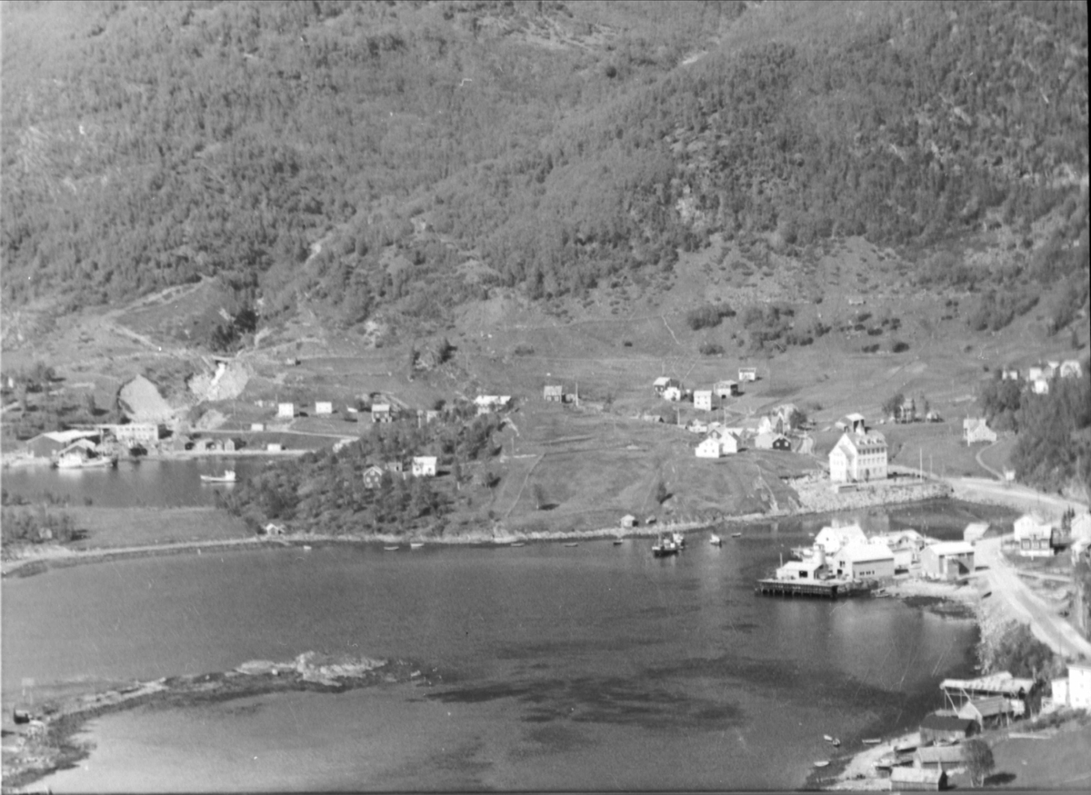 Bebyggelse i Grovfjord, med verkstedområdet til høyre i bakgrunnen.