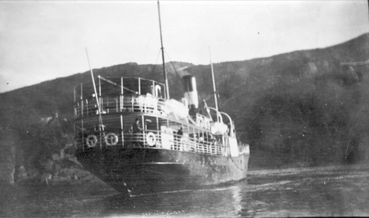 Lokalbåten i Grovfjord.