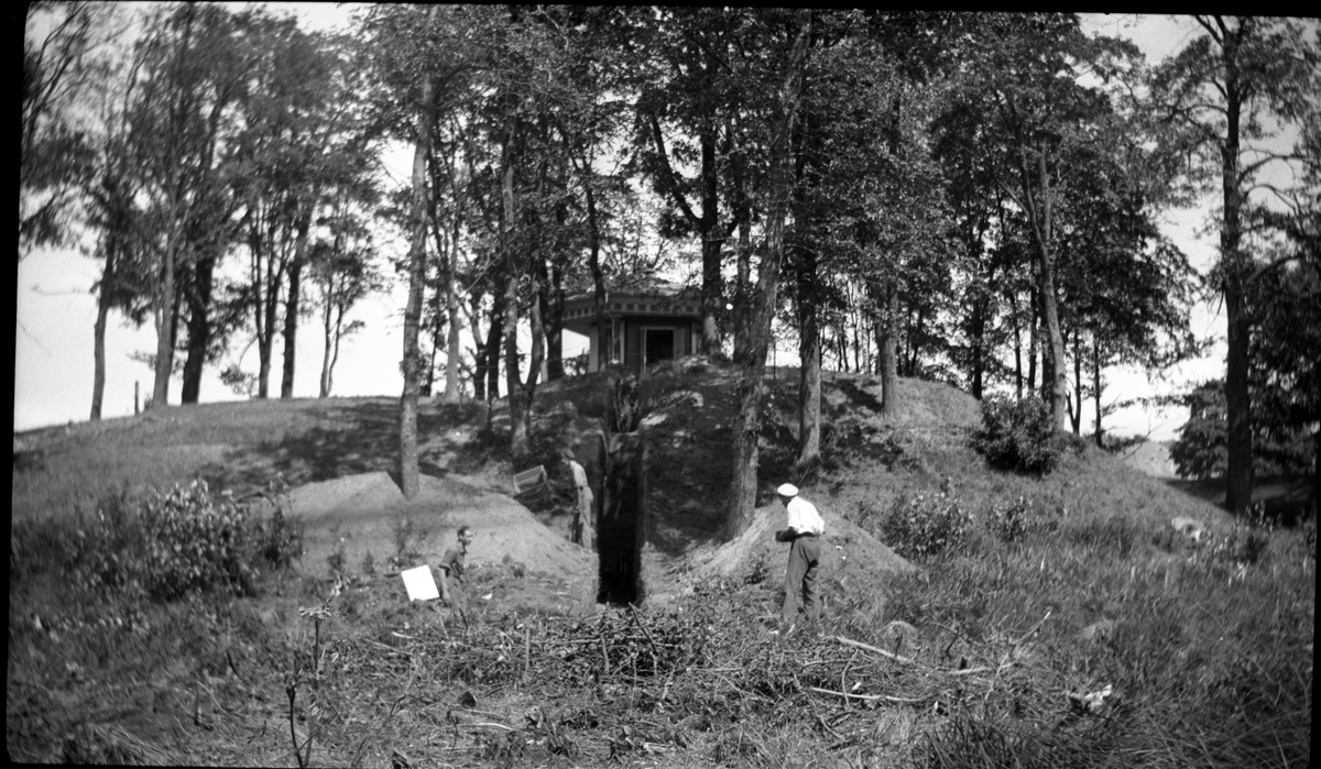 Det djupa schaktet A genom borgullen vid Rumlaborg i Huskvarna. I bakgrunden syns lusthuset. Fotot är taget i samband med arkeologiska undersökningar av borgen sommaren 1932.