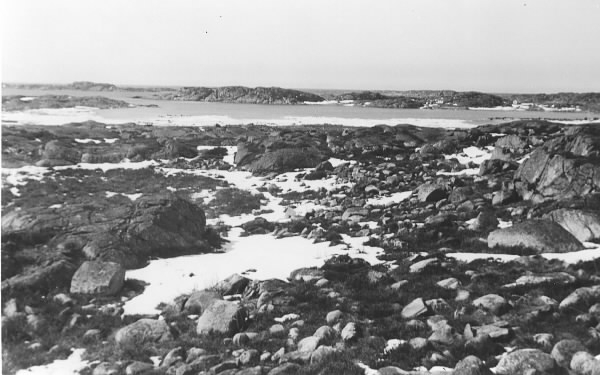 Stenig strandlinje söder om Valldahemmet i Onsala.