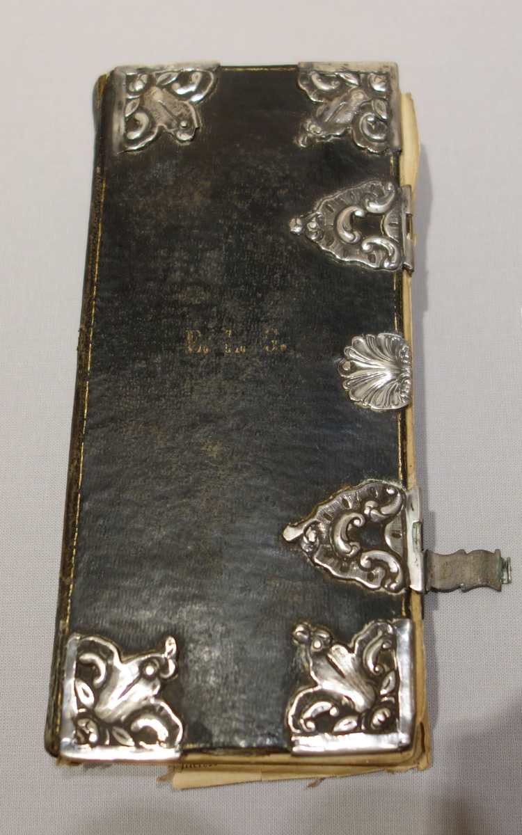 Skinninnbunnet salmebok med sølvbeslag.